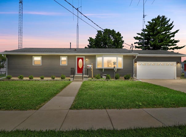 214 Hart St, Watertown, WI 53094