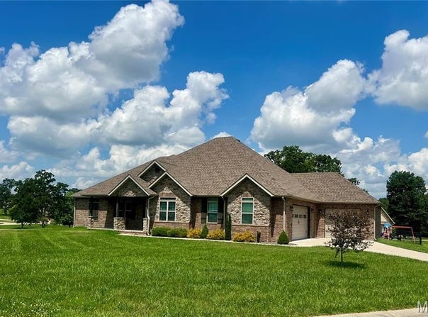 1095 CASTLE ROCK Avenue, Lebanon, MO 65536