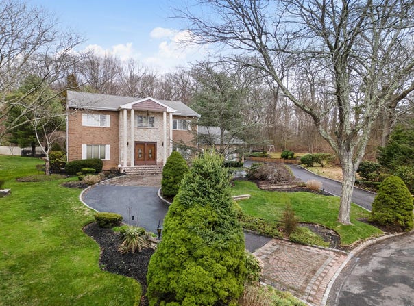 Dix Hills, NY 11746