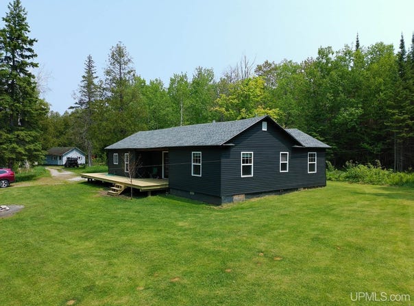 2731 W Jones, Gulliver, MI 49840
