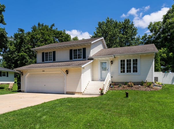N7686 Rendell Dr, Elkhorn, WI 53121