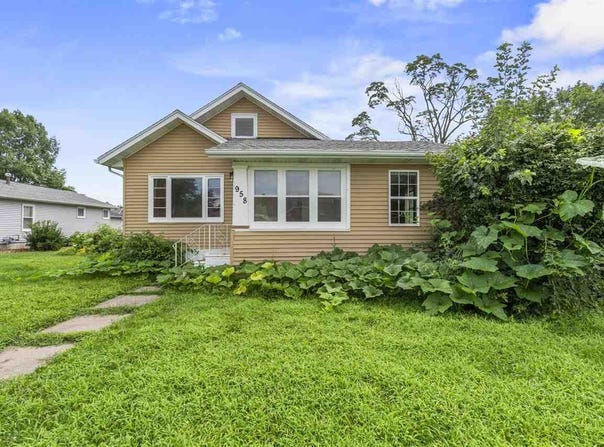 958 S Iowa Ave, IA 52353