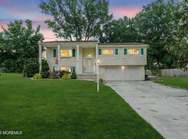 9 Warren Drive, Matawan, NJ 07747