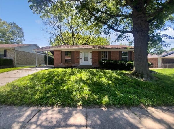 2540 Courtyard Place, Florissant, MO 63031