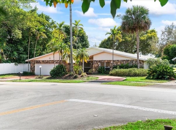 8600 Gatehouse Rd, Plantation, FL 33324