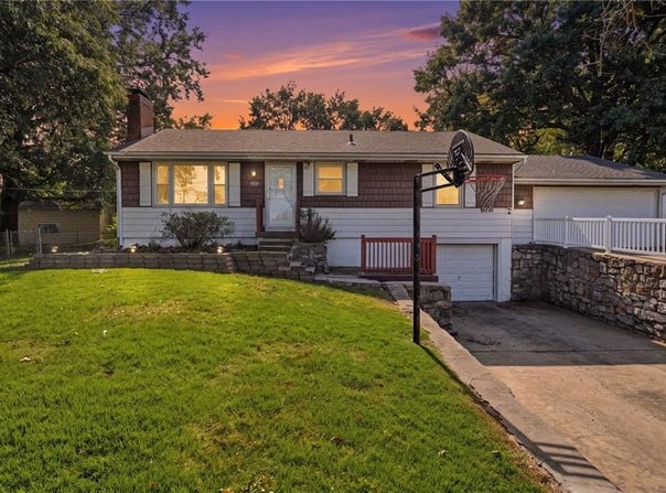 9005 79th Street E, Raytown, MO 64138