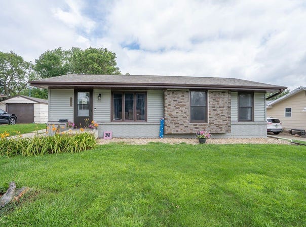 2008 N 4th Avenue E, Newton, IA 50208