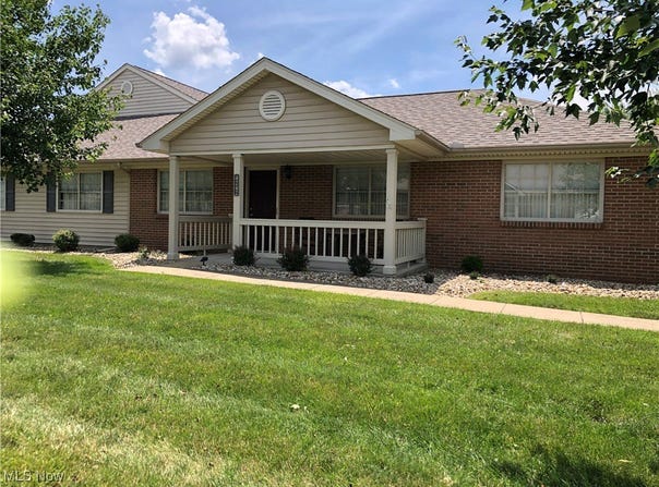4242 Strattford Circle E, Zanesville, OH 43701