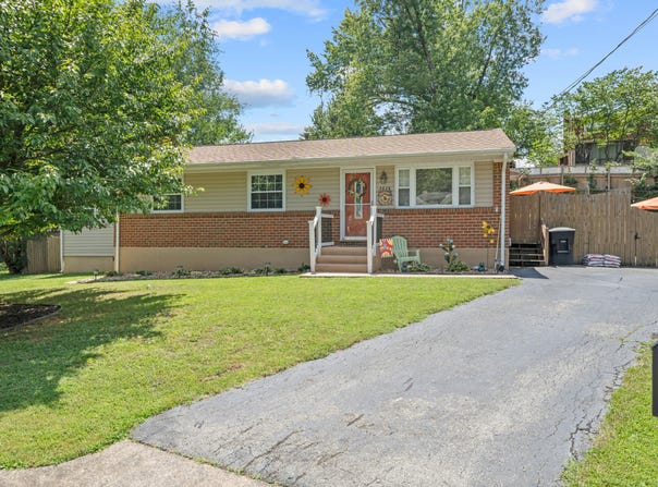 2628 Green Ridge Cir, Roanoke, VA 24019
