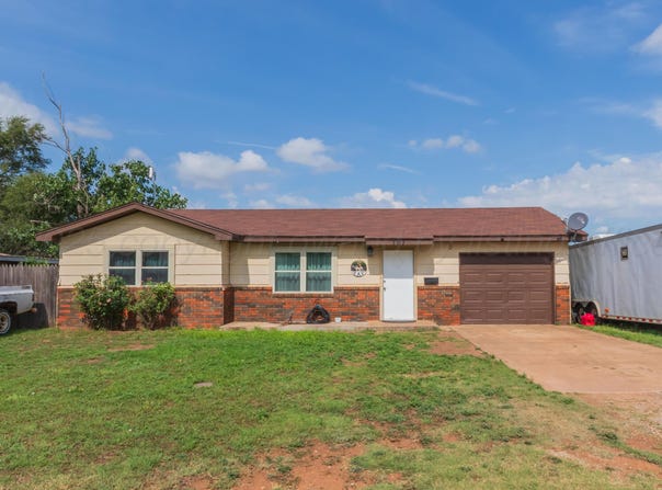 707 N Arkansas St, Shamrock, TX 79079