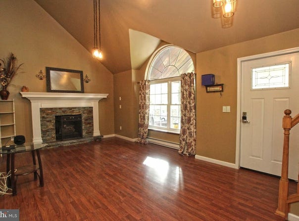 158 DAVIS CIRCLE, BUSHKILL, PA 18324