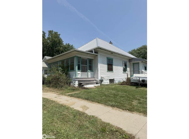 205 S D St, Fairfield, IA 52556