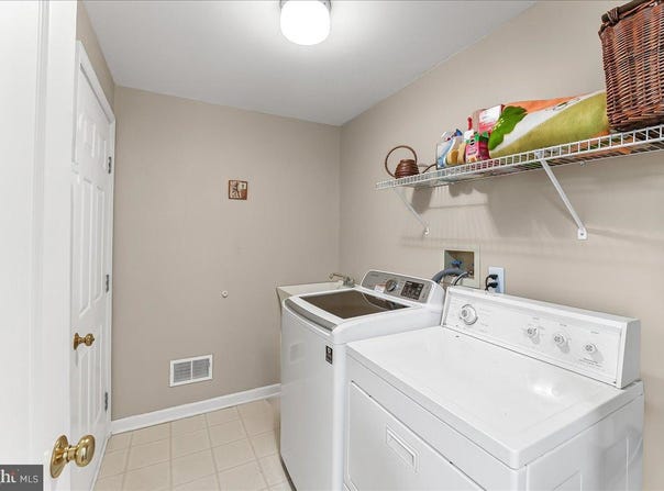 216 WALKER WAY, NEWARK, DE 19711