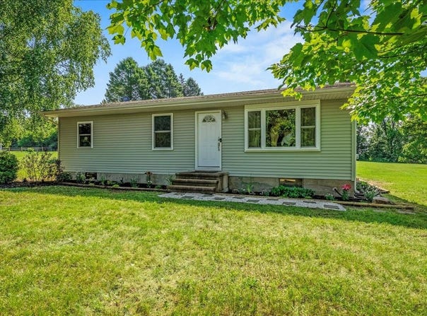 1608 Starry Lane, Effort, PA 18330