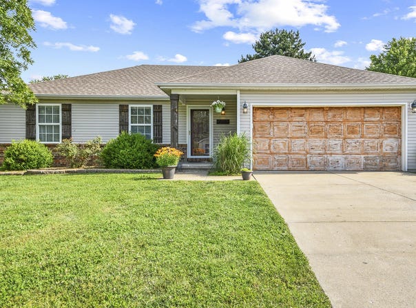 802 S Sunmeadow Drive, Strafford, MO 65757