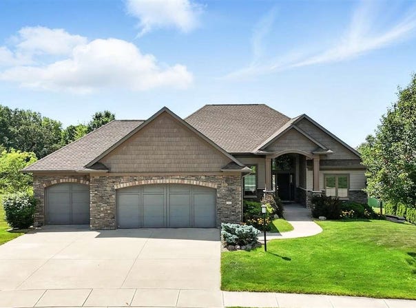 701 Sherwood Dr, IA 52245
