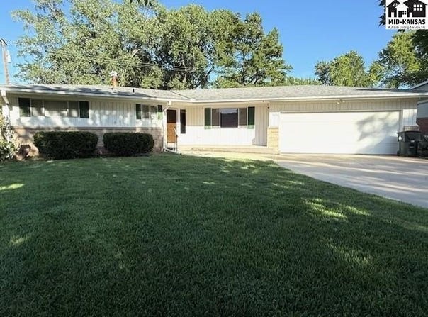 3102 Princeton Dr, Hutchinson, KS 67502