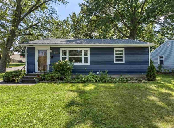 2125 F St, IA 52245