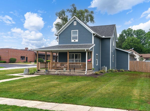 702 E Walnut Street, Chalmers, IN 47929