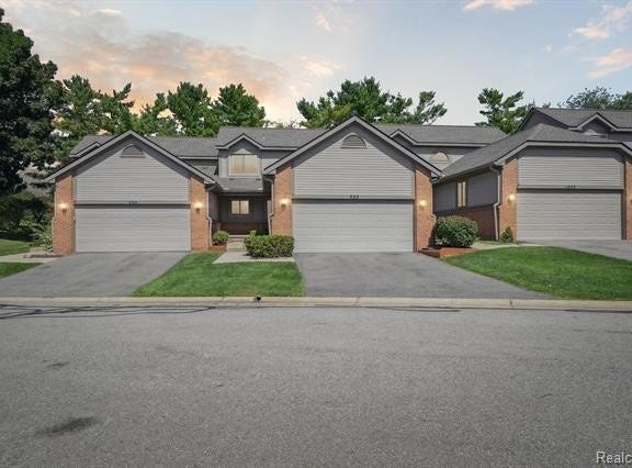 999 Hickory Drive, Brighton, MI 48116