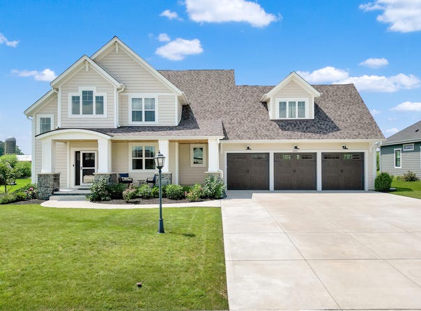 10171 S Woodside Ct, Franklin, WI 53132