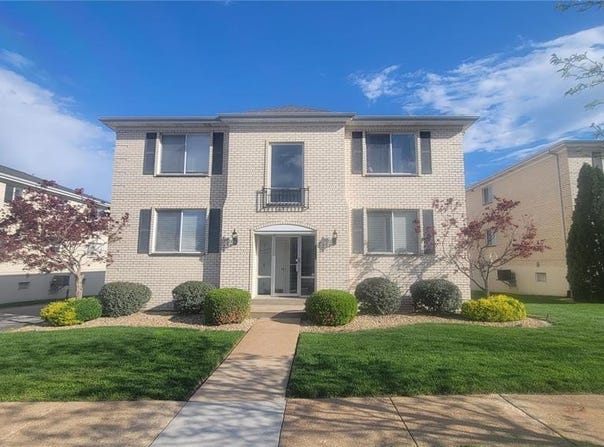 12586 Chardin Place, St Louis, MO 63128