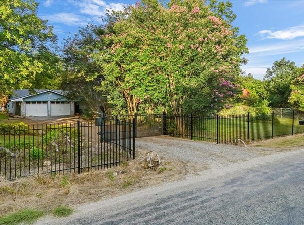 945 Batchler Road, Red Oak, TX 75154