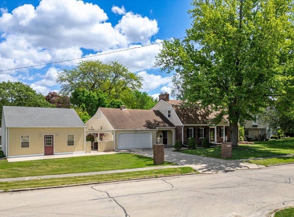 23 Elizabeth Circle, Freeport, IL 61032