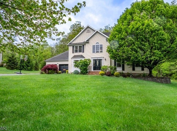 8 Andrea Ct, Mount Olive Twp., NJ 07828-1400