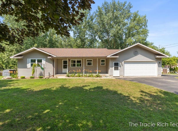10761 Alpine Avenue NW, Sparta, MI 49345