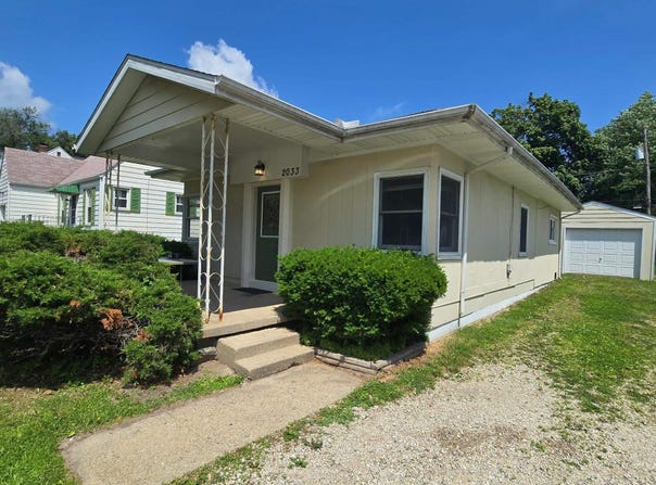2033 W FORREST HILL Avenue, Peoria, IL 61604