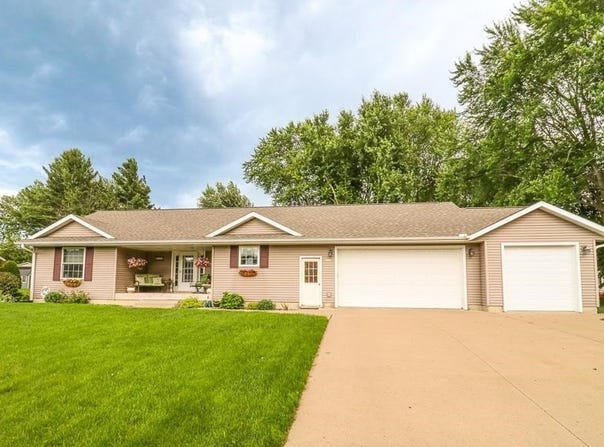 1610 E CLEVELAND STREET, Marshfield, WI 54449