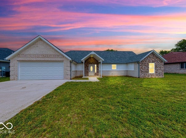 32 Downing Drive, Trafalgar, IN 46181