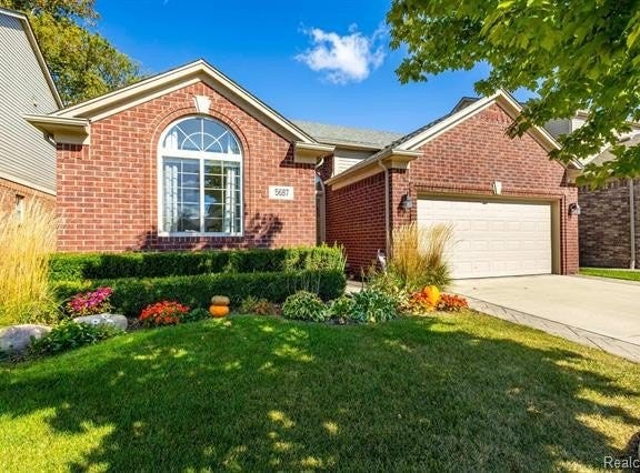 5687 GREGORY Drive, Utica, MI 48317