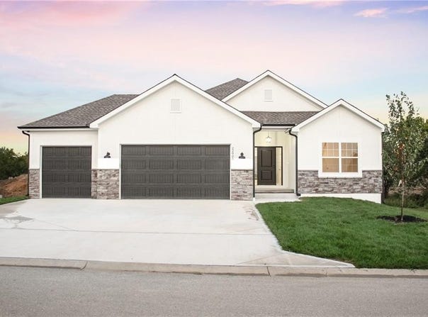 22912 S Ridgeview Drive, Peculiar, MO 64078