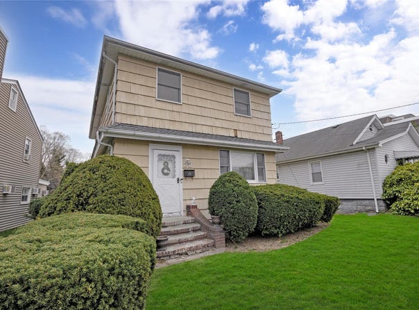 32 Elizabeth Street, Farmingdale, NY 11735