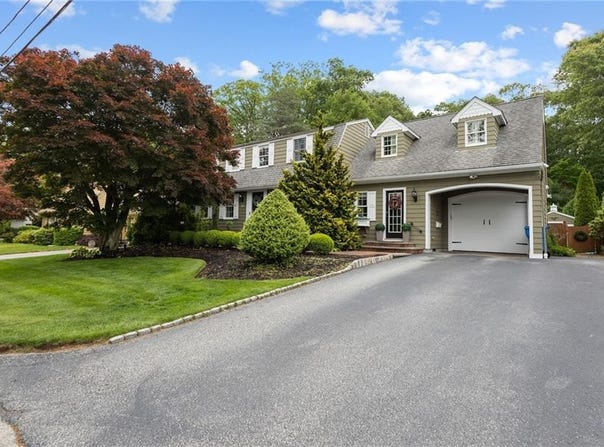 152 Glen Hills Drive, Cranston, RI 02920