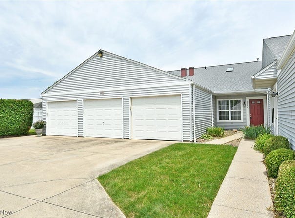 3406 Ivy Hill Circle unit: B, Cortland, OH 44410