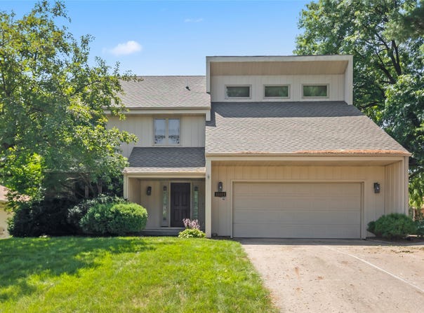 10094 NW 100th Place, Clive, IA 50325