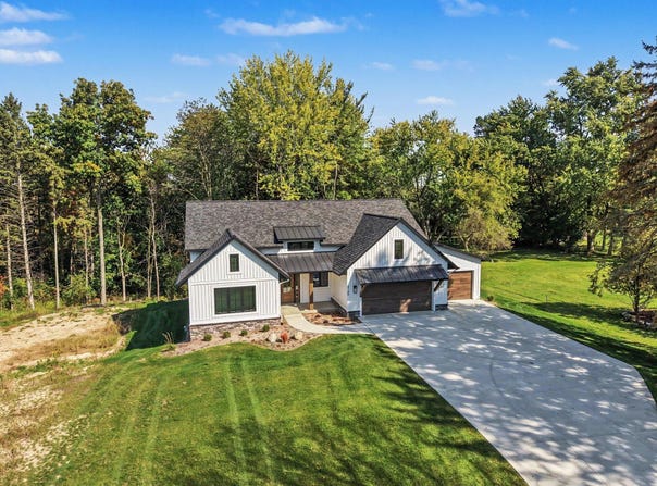 2160 Engleside Avenue SE, Kentwood, MI 49546
