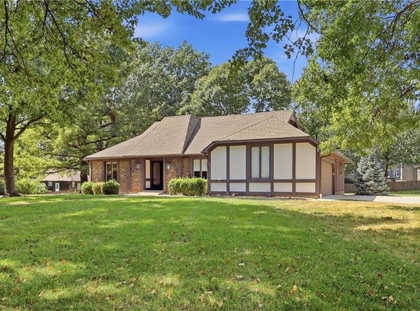 12820 Sagamore Road, Leawood, KS 66209