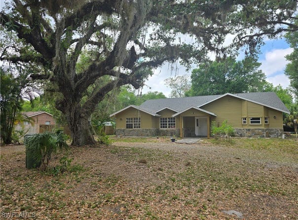 140 S Davis Street, Labelle, FL 33935