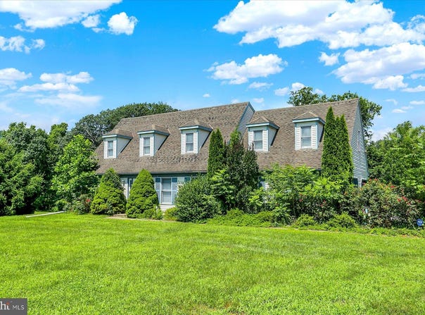 1411 HERITAGE LANE, DAUPHIN, PA 17018