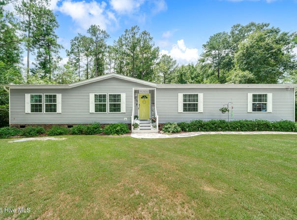212 Ola Belle Road, Burgaw, NC 28425