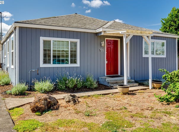 751 W FAIRVIEW DR, Springfield, OR 97477
