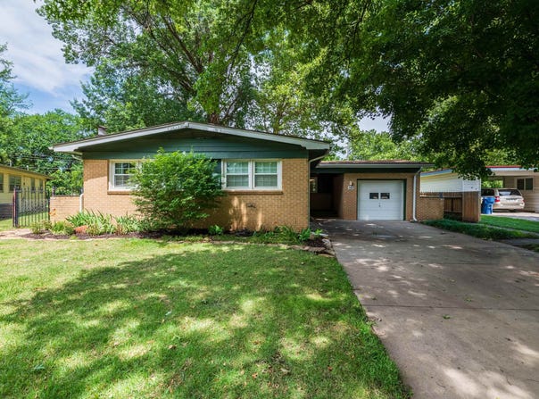 755 S Riverview Ave, Derby, KS 67037