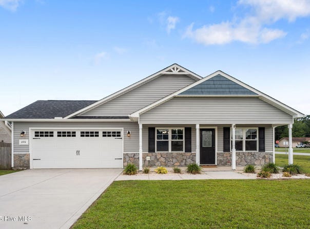 226 Breakwater Drive, Sneads Ferry, NC 28460