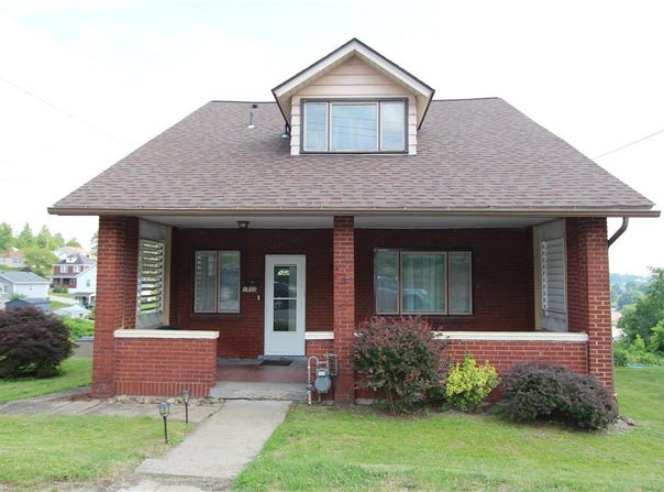 1405 Leaside Dr, Lincoln Place, PA 15207