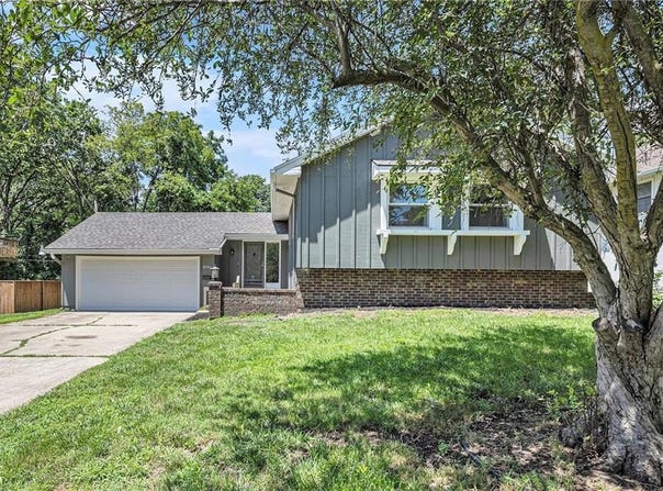 6704 Lakeshore Drive, Raytown, MO 64133