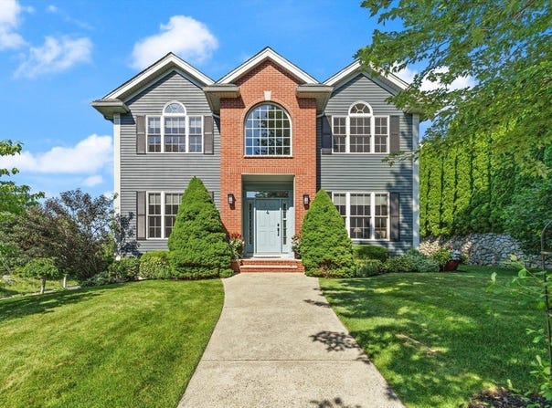 4 Cheever Ave, Saugus, MA 01906